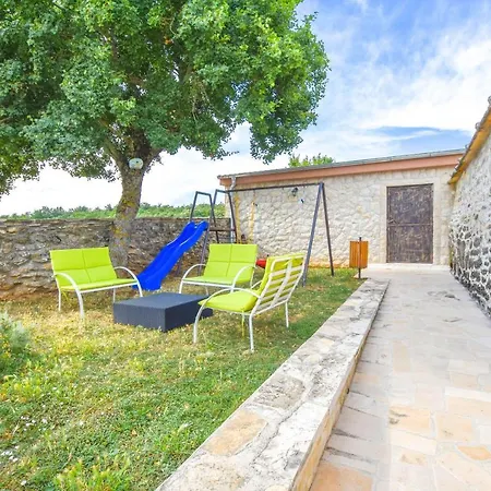 House Oak Tree Medvida