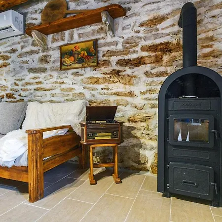House Oak Tree Tatil Evi Medvida