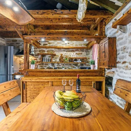 House Oak Tree Tatil Evi