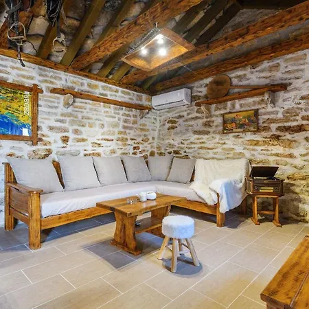 House Oak Tree Tatil Evi
